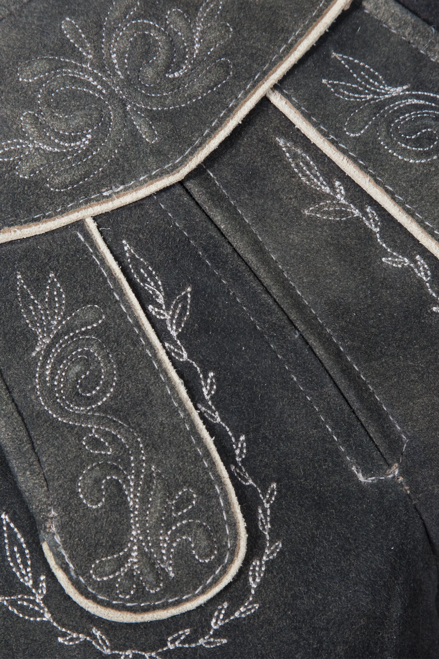 Kurze Lederhose Bonita in dunkelbraun für Damen - Detail Latz