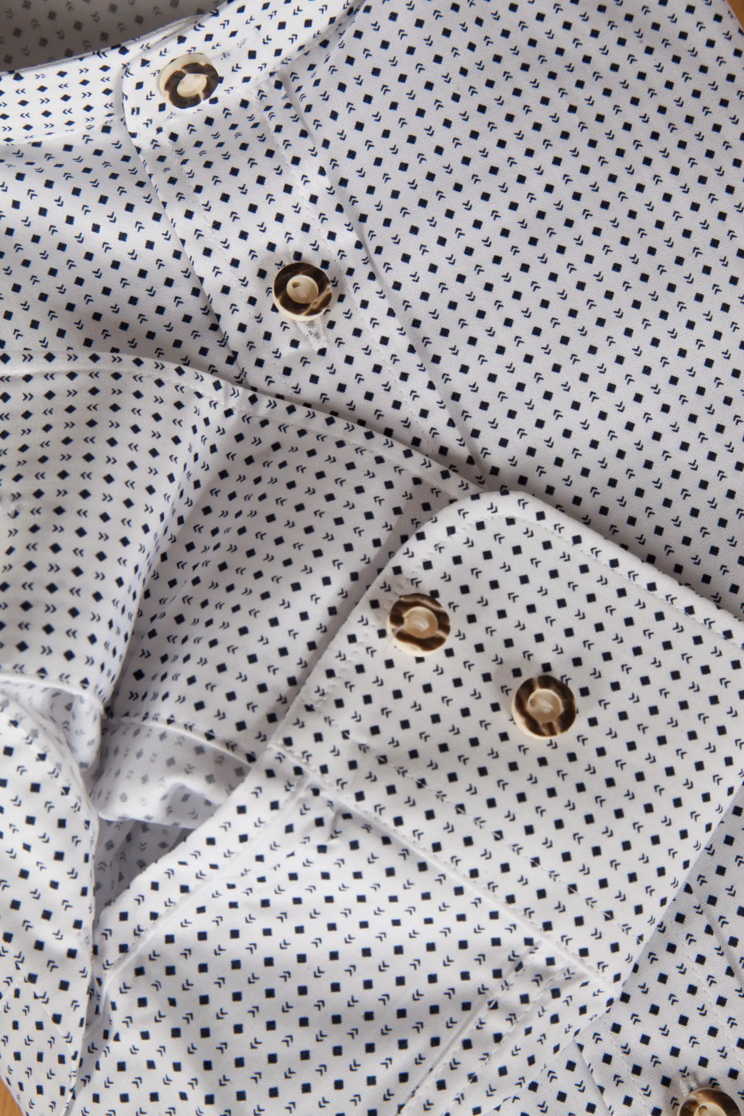 1509-0018-BL5-23-06-b0456 Trachtenhemd in weiß mit blauem Muster - Detail Ärmel