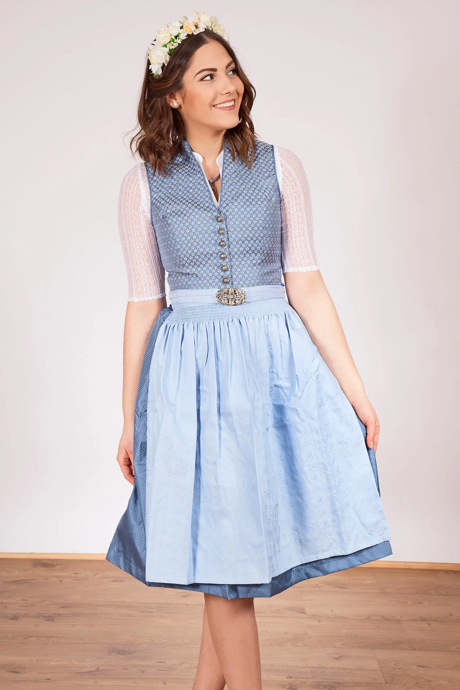 Midi Dirndl in verschiedenen Blautönen Model