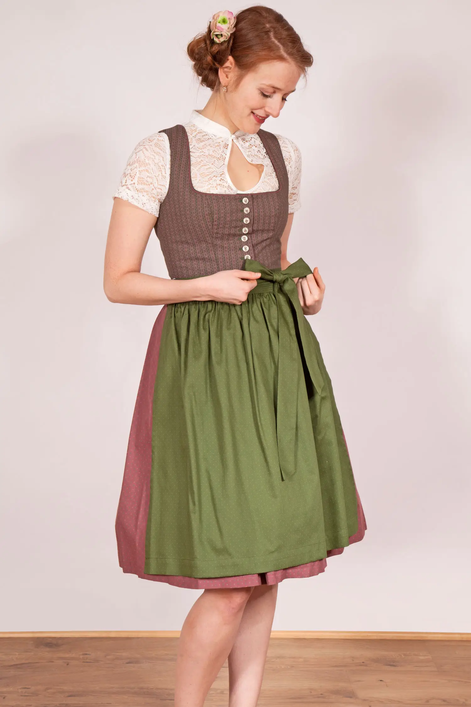 Midi Dirndl Ramona in oliv und mattem beere Model