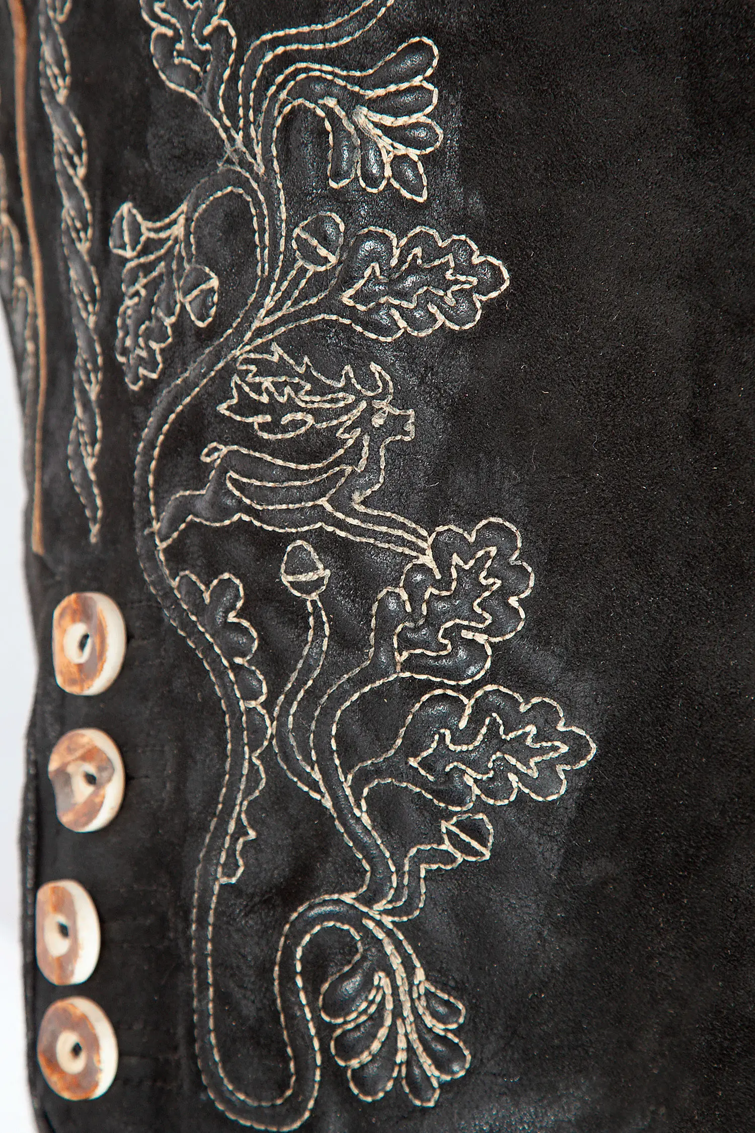 1607-0010-8na22-12a-3210 Kurze Lederhose in schwarz von Maddox - Detail Hosenbein