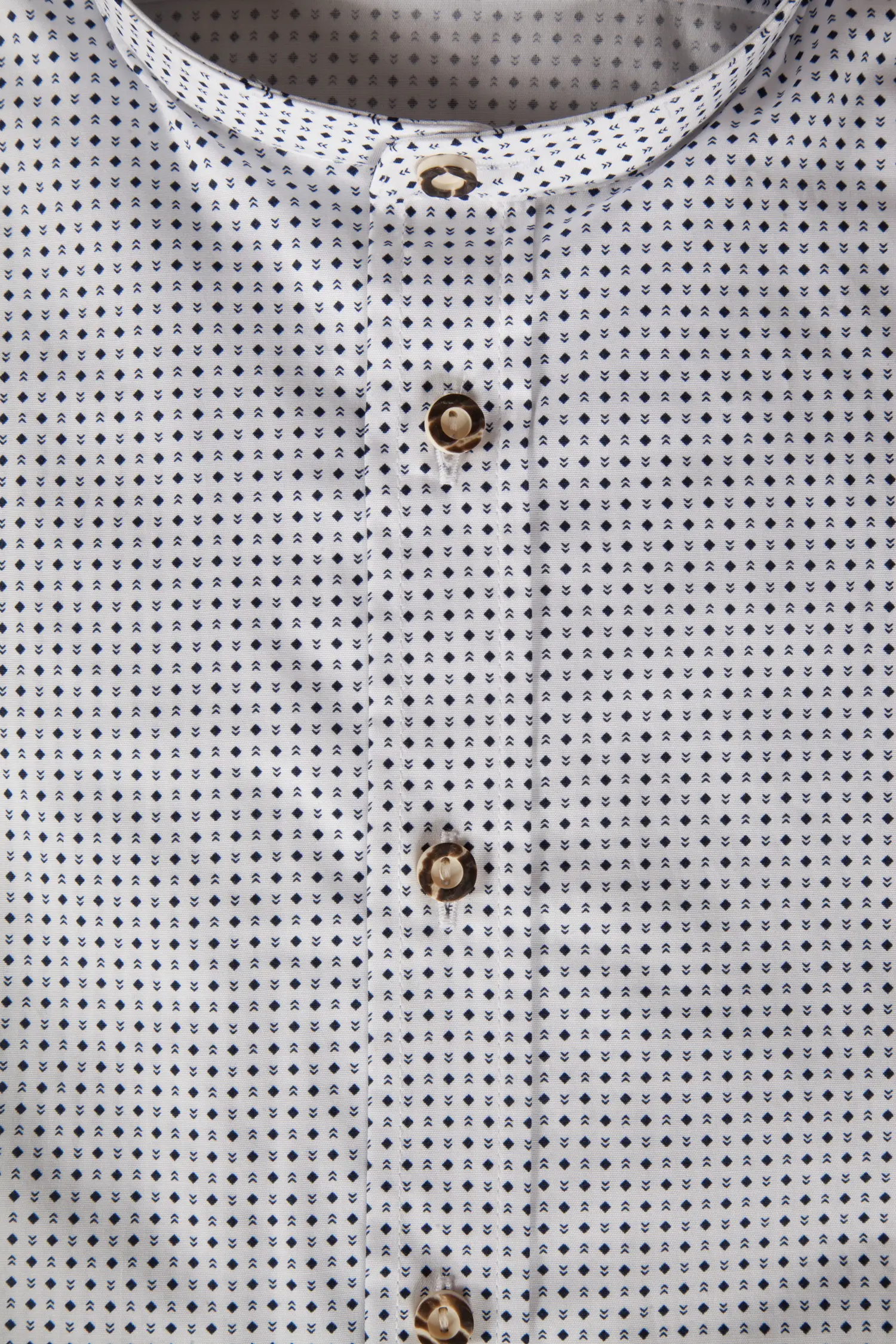 1509-0018-BL5-23-06-b0459 Trachtenhemd in weiß mit blauem Muster - Detail Knöpfe