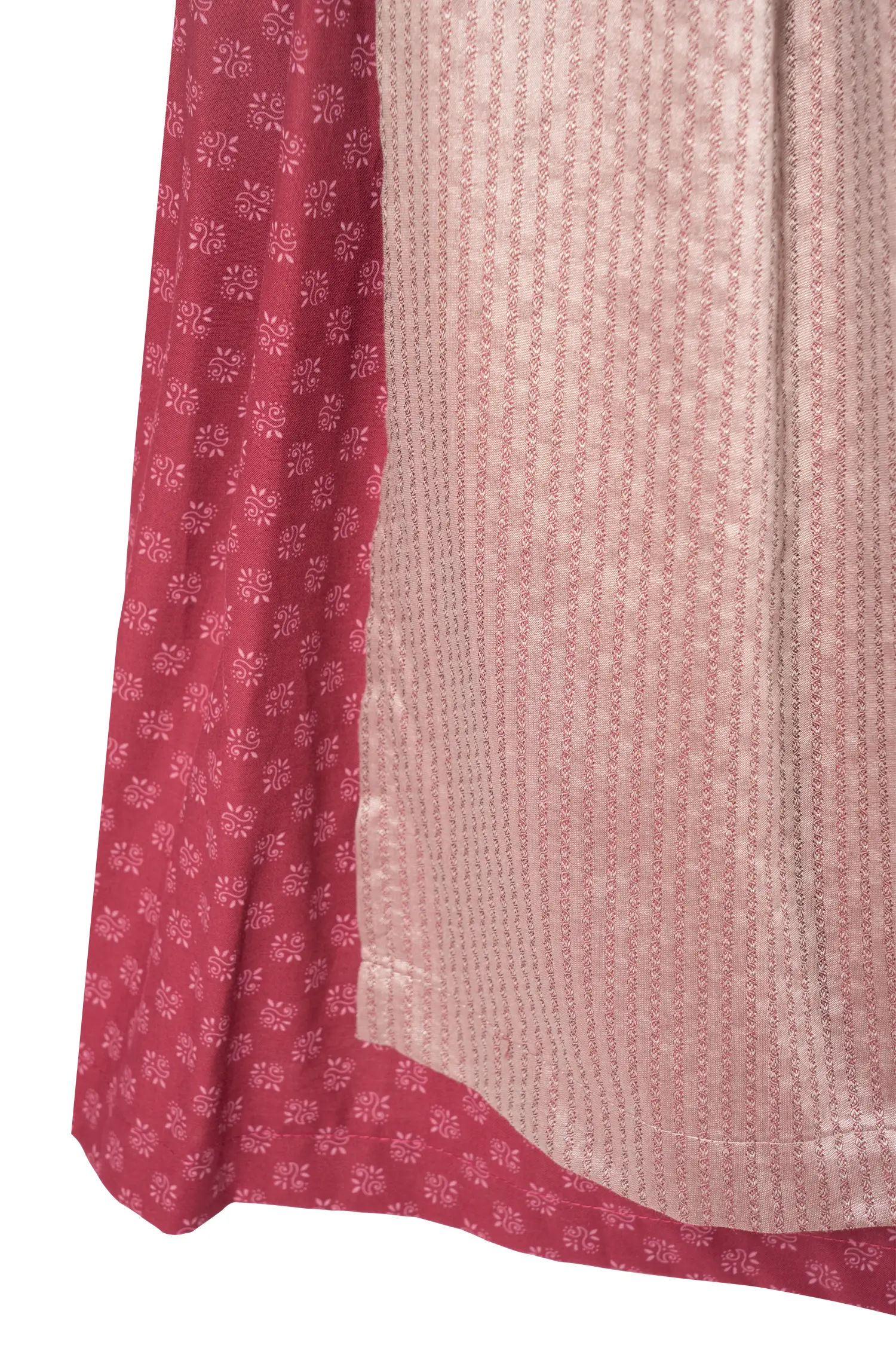 Gamsbock Dirndl in satten Rottönen - Detail Rock