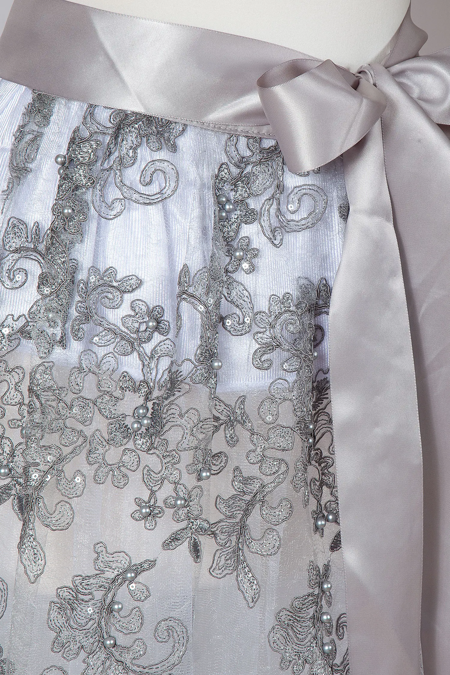 Dirndlschürze Nadina aus Spitze in silber 65 cm - Detail Schleife