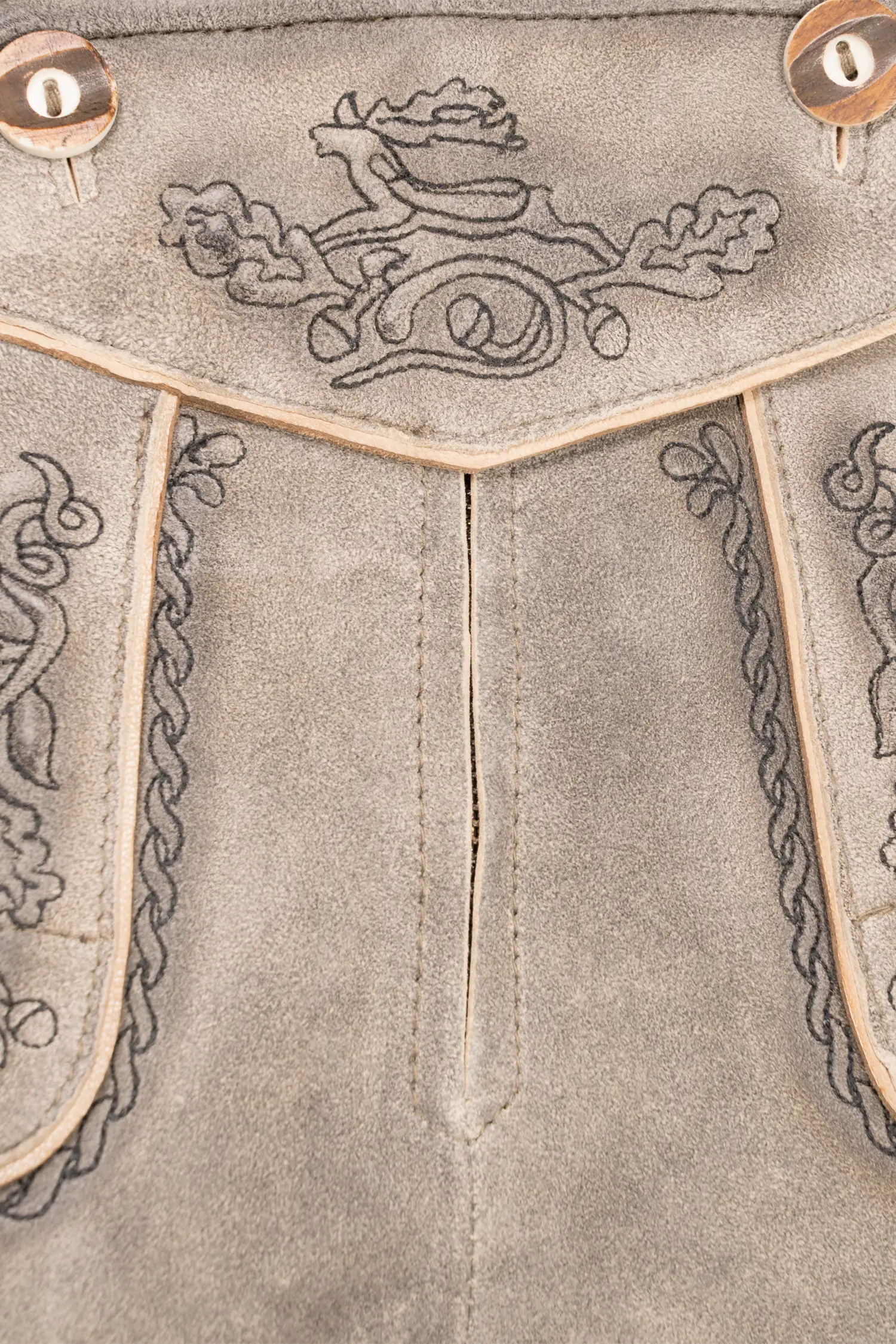 Lederhose Bogensee in Steingrau Detail Latz
