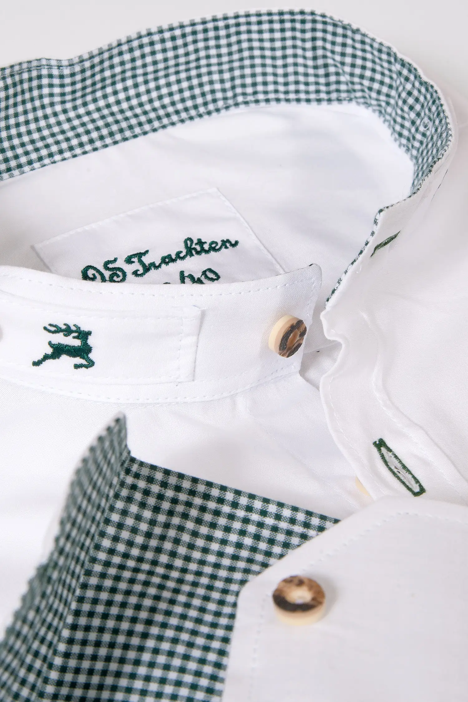 Fesches Trachtenkemd mit Stehktragen und grünem Karo Kragen