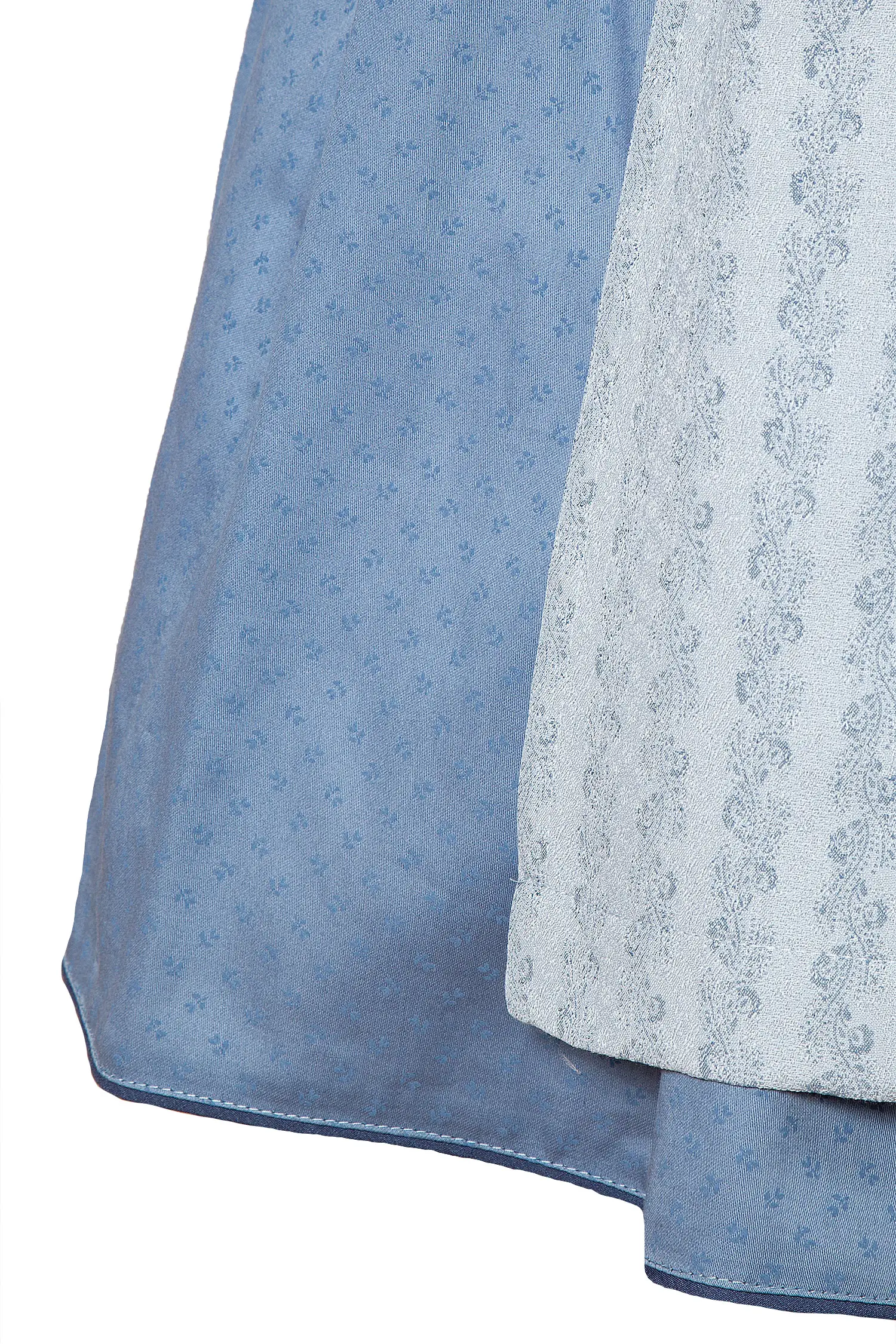 Gamsbock Dirndl in rauchblau/hellblau - Detail Rock