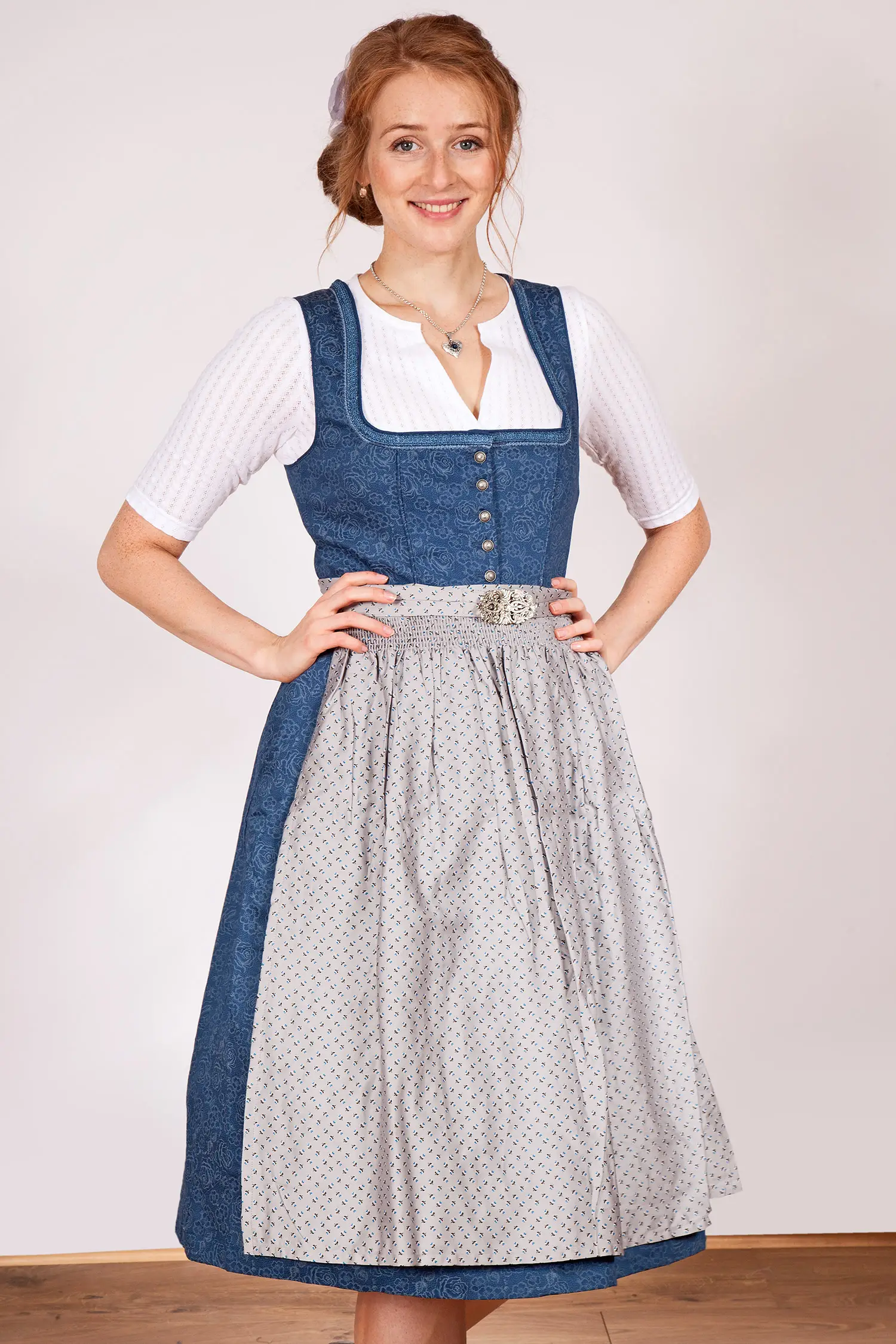 Midi Dirndl in dunkelblau mit grauer Schürze Model
