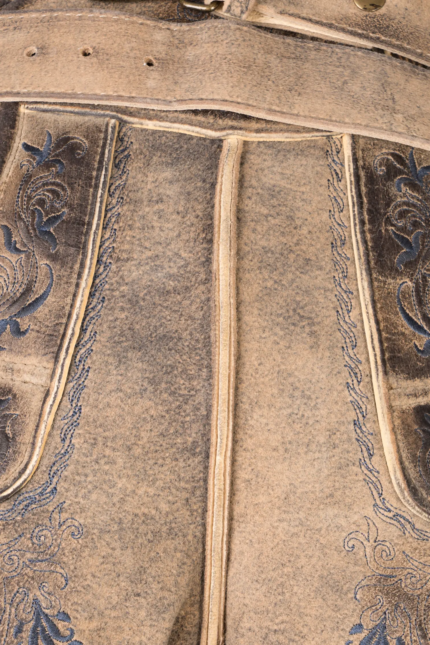 1613-1044-1bl-23-08-14-01766 Kurze Lederhose mit blau / grauem Stickbild - Detail Latz