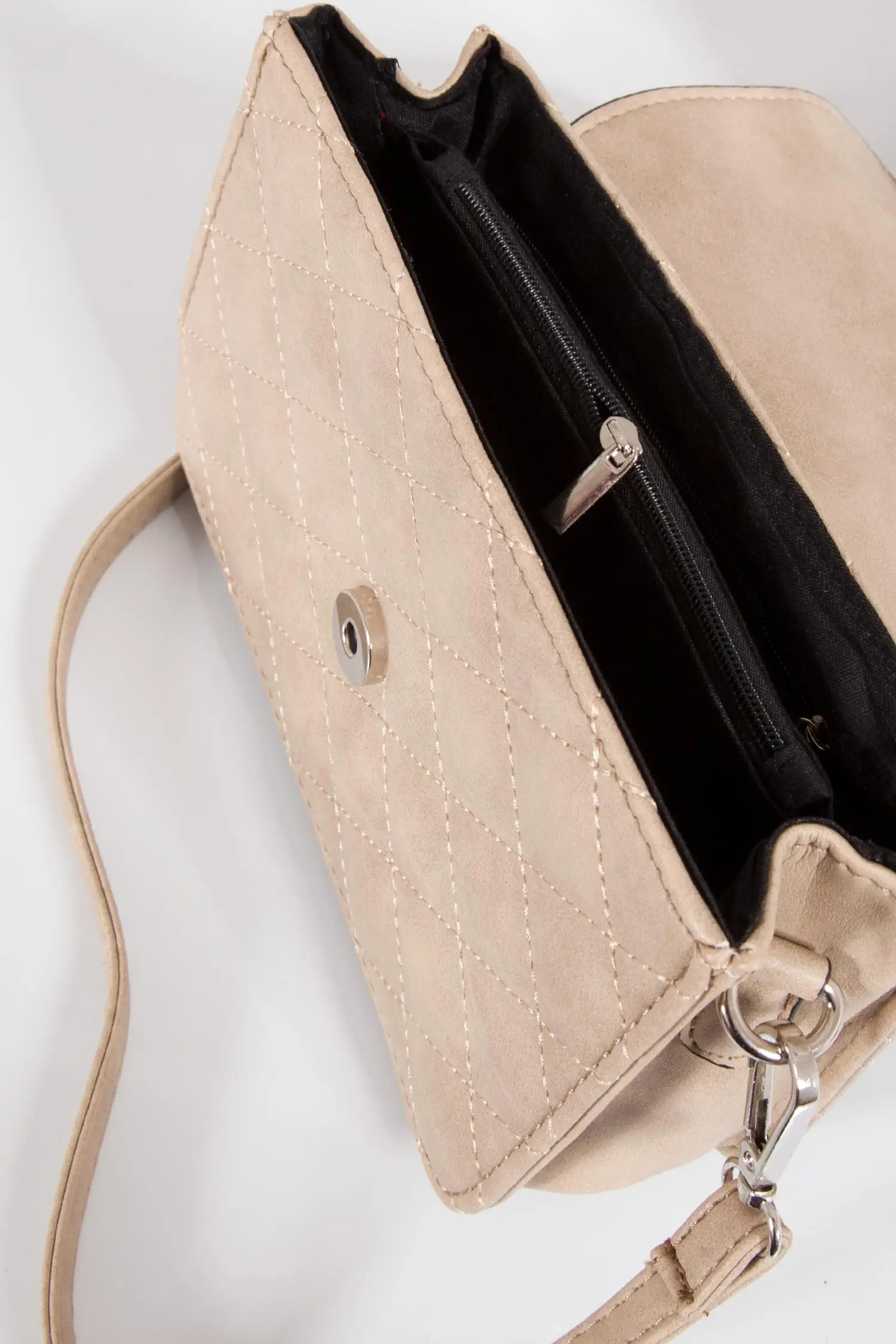 trachtentasche-creme-4131-0002-be6-18-04f-4356-c Trachtentasche mit Hirsch in beige zum umhängen offen