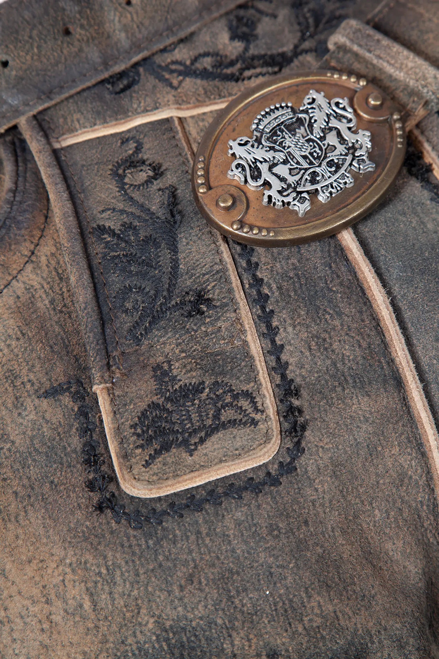 Kurze Lederhose Hartl in mittelbraun von Stockerpoint - Detail Latz